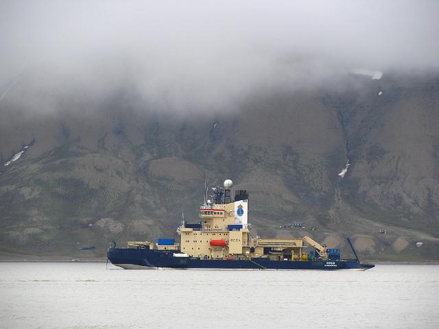 longyearbyen_8thjuly_jmb 113.jpg - Sur les eaux du fjord, un brise-glace quitte le port.